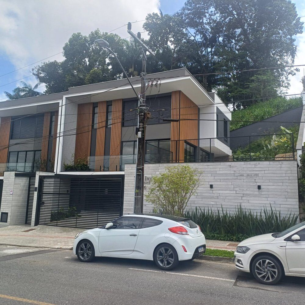Casa à venda com 3 quartos, 309m² - Foto 1