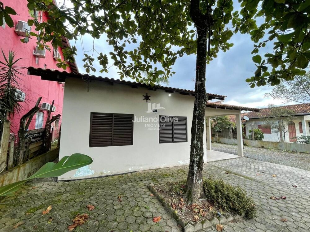 Casa à venda com 6 quartos, 150m² - Foto 1