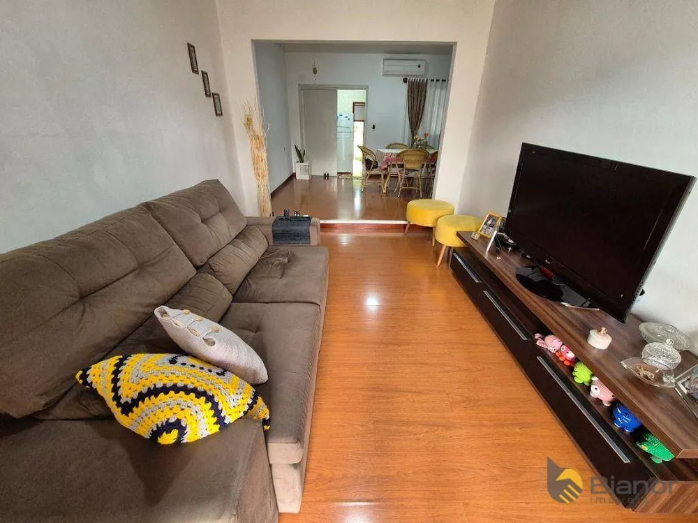 Casa à venda com 4 quartos, 190m² - Foto 1