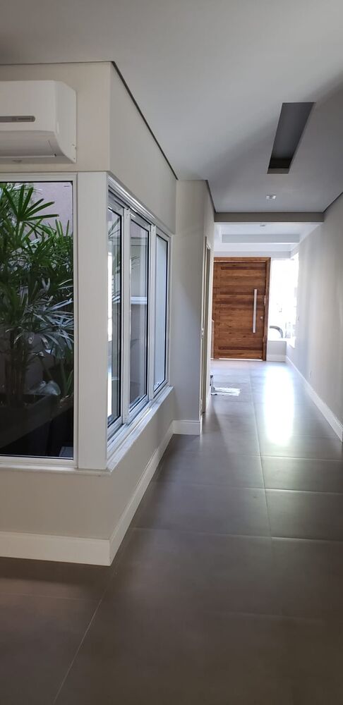 Casa para alugar com 4 quartos, 323m² - Foto 1