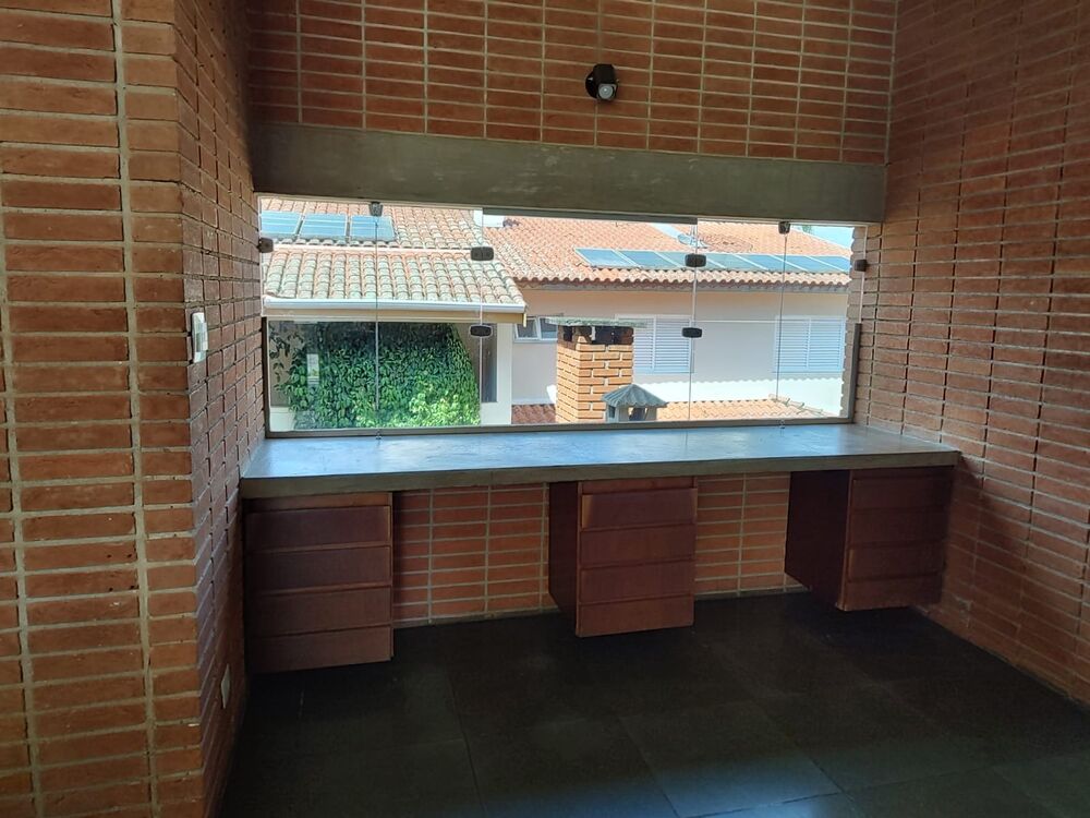 Casa para alugar com 3 quartos, 302m² - Foto 1