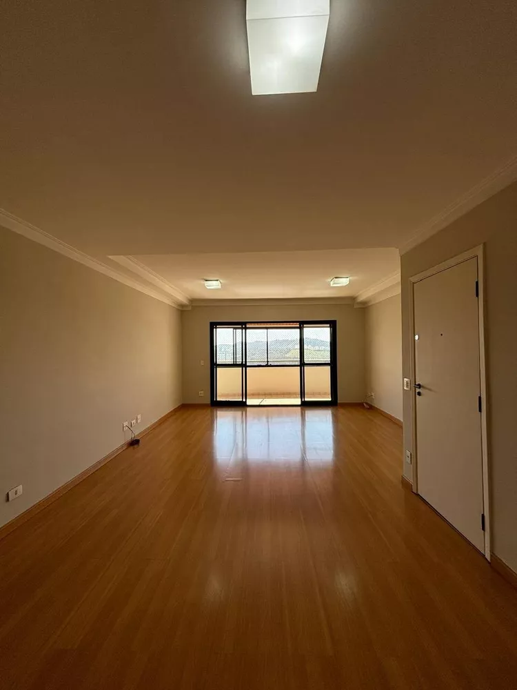 Apartamento para alugar com 3 quartos, 157m² - Foto 1