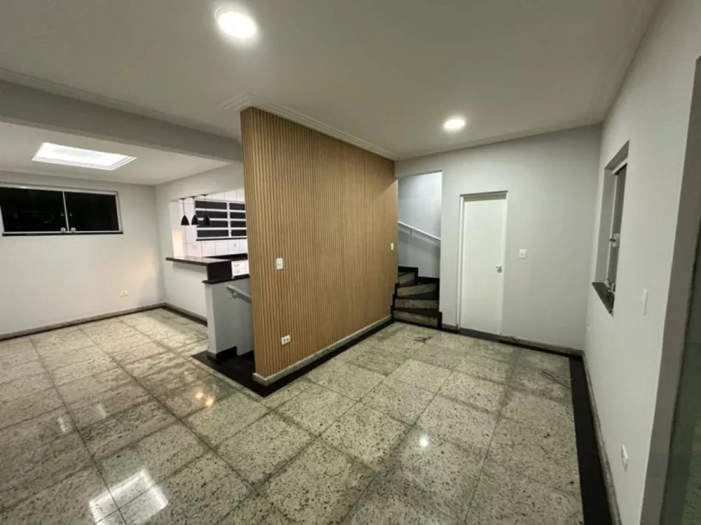 Casa à venda com 3 quartos, 145m² - Foto 1