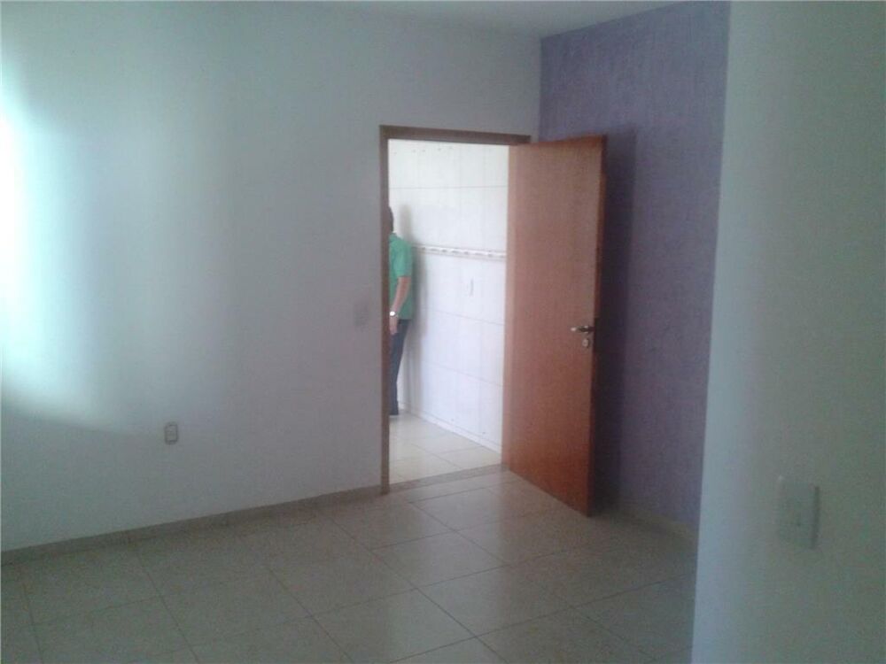 Casa à venda com 2 quartos, 110m² - Foto 2