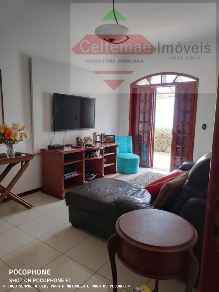Casa de Condomínio à venda com 3 quartos, 250m² - Foto 2