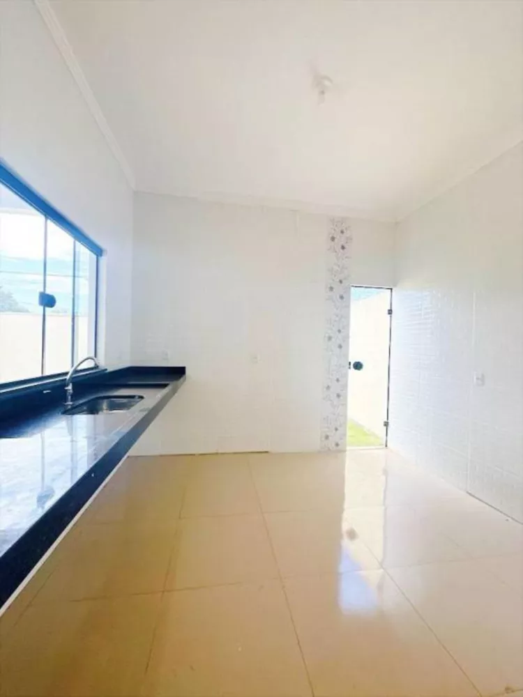 Casa à venda com 3 quartos, 220m² - Foto 2