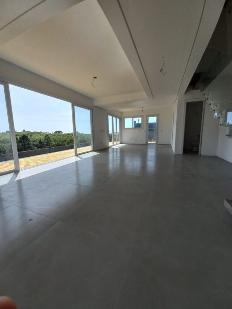 Casa à venda com 3 quartos, 239m² - Foto 1