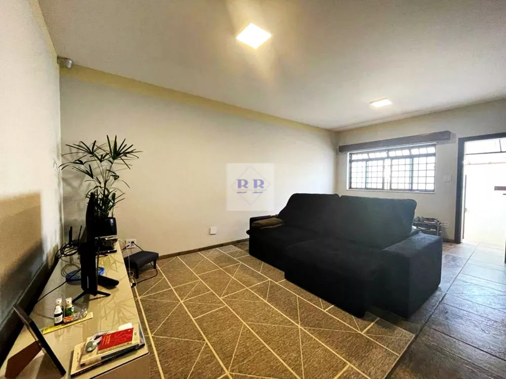 Casa à venda com 3 quartos, 200m² - Foto 1