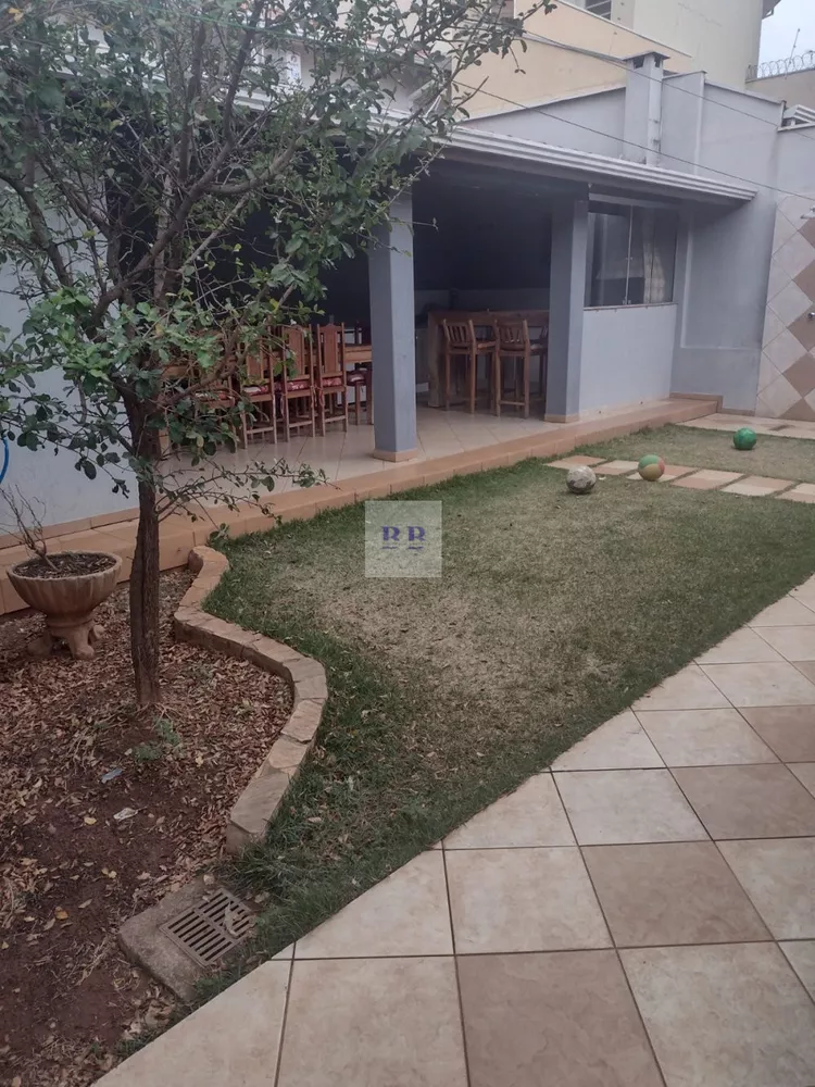 Casa à venda com 3 quartos, 215m² - Foto 1