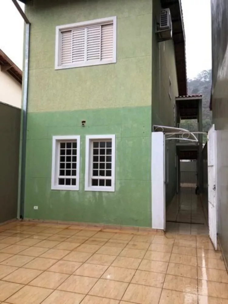 Casa à venda com 2 quartos, 100m² - Foto 1