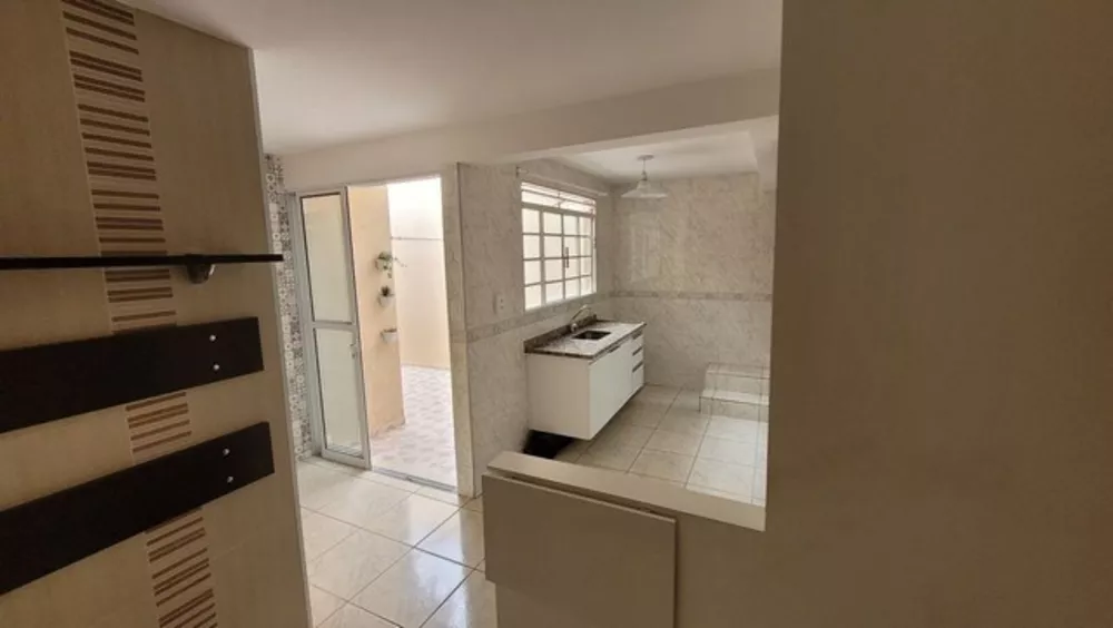 Casa à venda com 3 quartos, 131m² - Foto 2