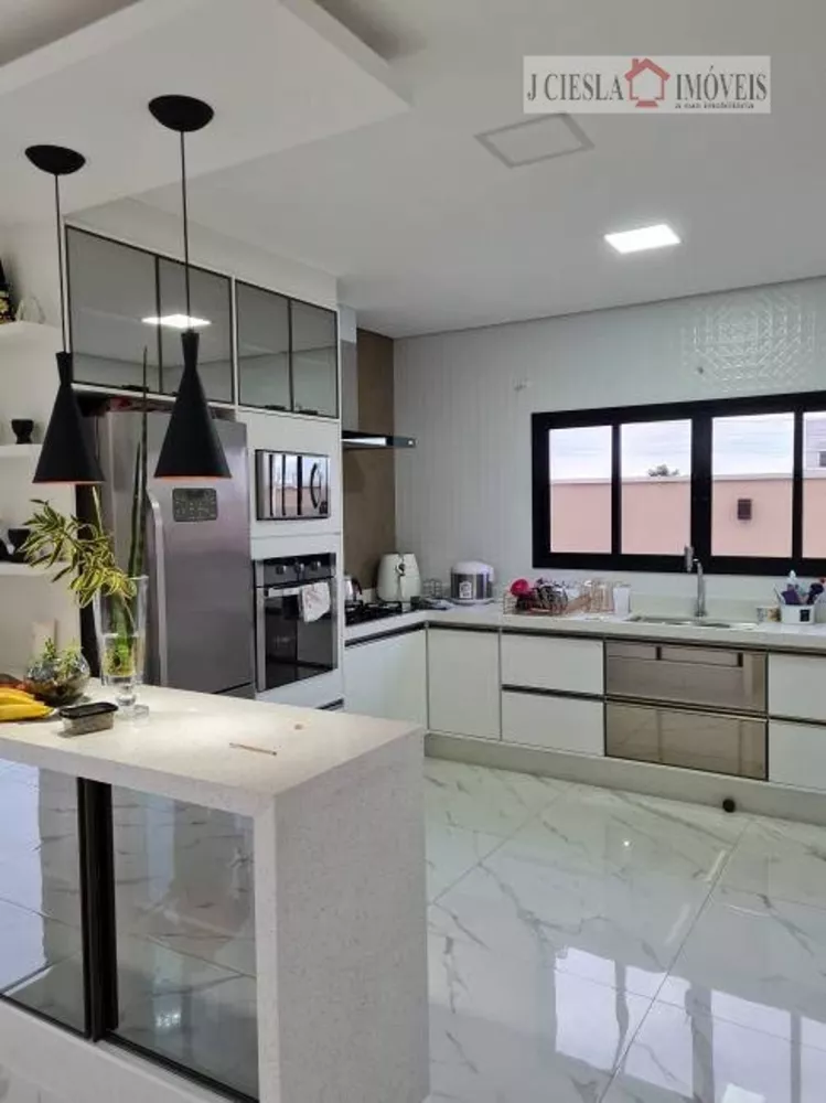 Casa de Condomínio à venda com 3 quartos, 240m² - Foto 1