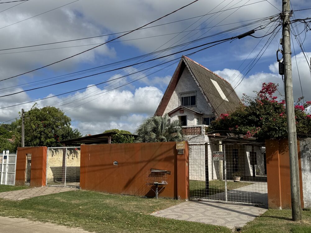 Casa à venda com 5 quartos, 200m² - Foto 1