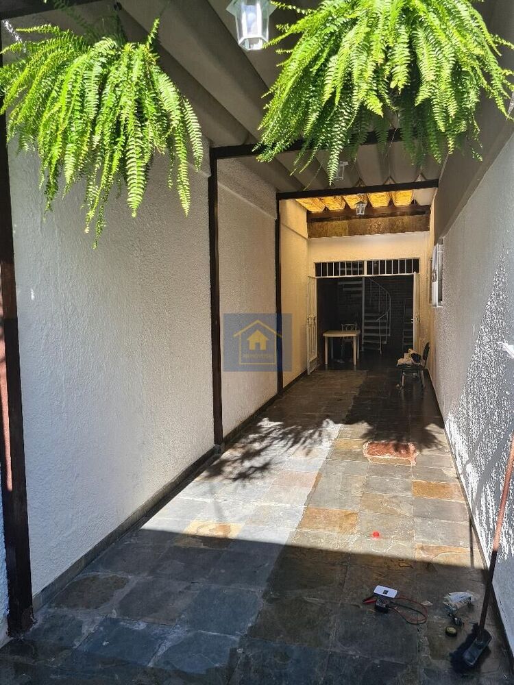 Casa à venda com 4 quartos, 150m² - Foto 1