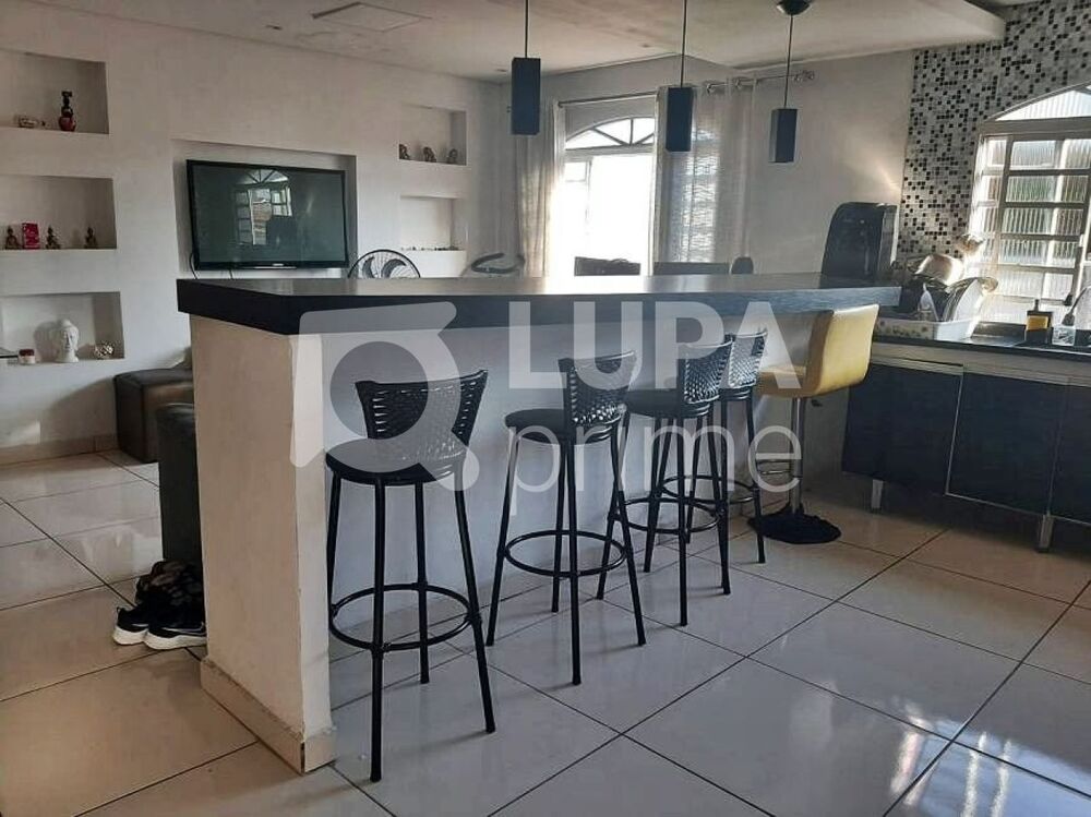 Casa, 4 quartos, 222 m² - Foto 1