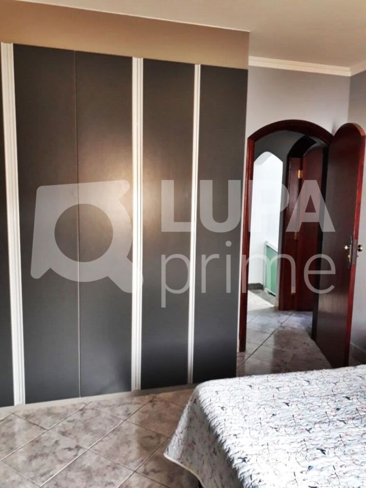 Casa à venda com 3 quartos, 330m² - Foto 2