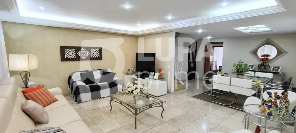 Casa, 3 quartos, 236 m² - Foto 1