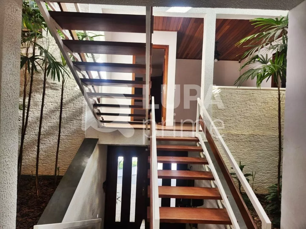 Casa à venda com 3 quartos, 311m² - Foto 3