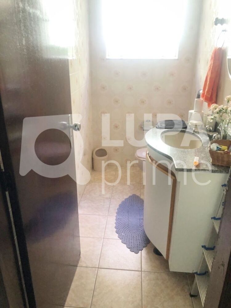 Casa à venda com 3 quartos, 194m² - Foto 2