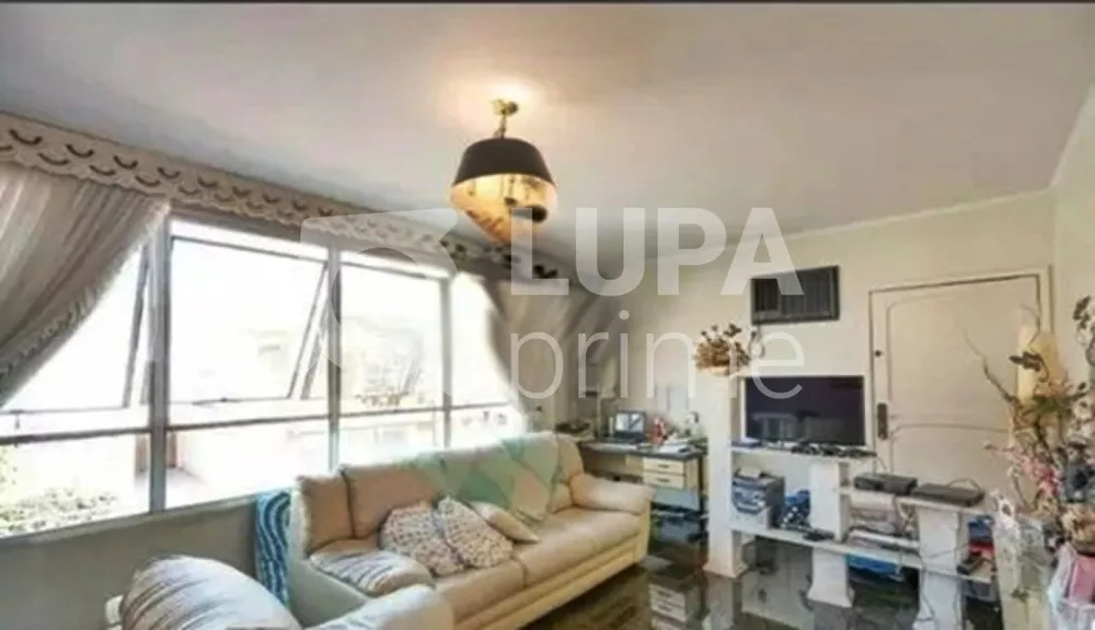 Casa à venda com 3 quartos, 226m² - Foto 1