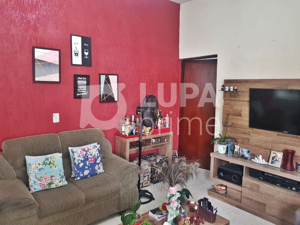 Casa à venda com 5 quartos, 70m² - Foto 2