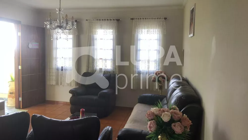 Casa à venda com 3 quartos, 178m² - Foto 1