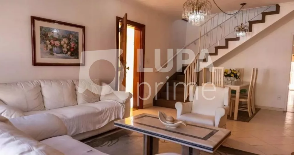 Casa à venda com 3 quartos, 179m² - Foto 1