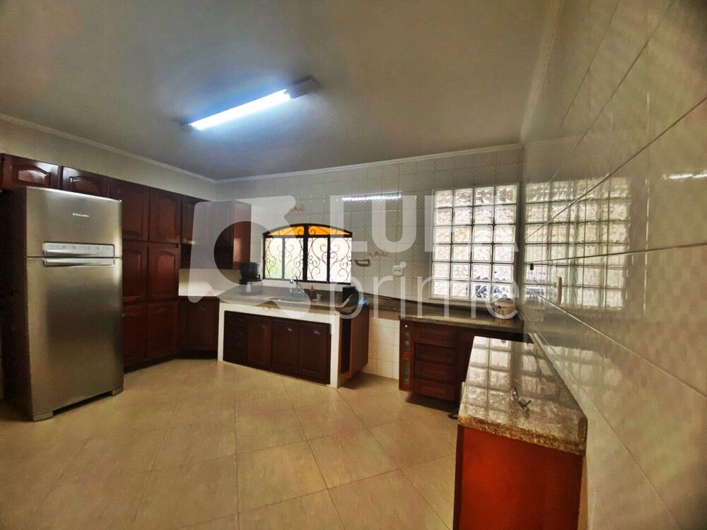 Casa à venda com 6 quartos, 320m² - Foto 1