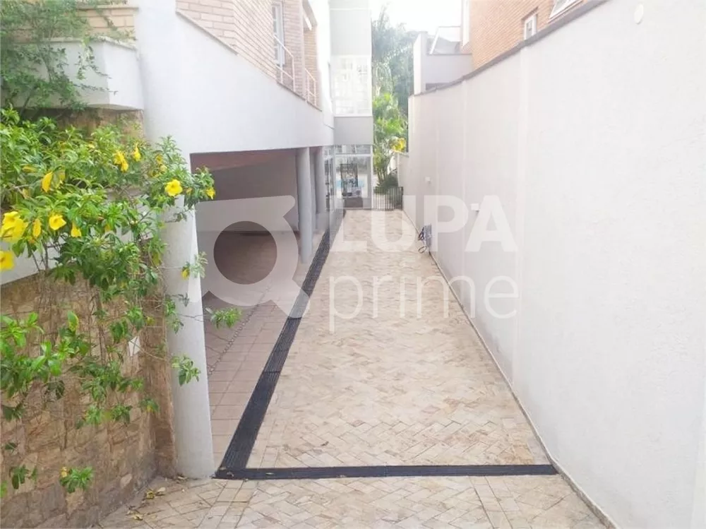 Casa à venda com 4 quartos, 550m² - Foto 2