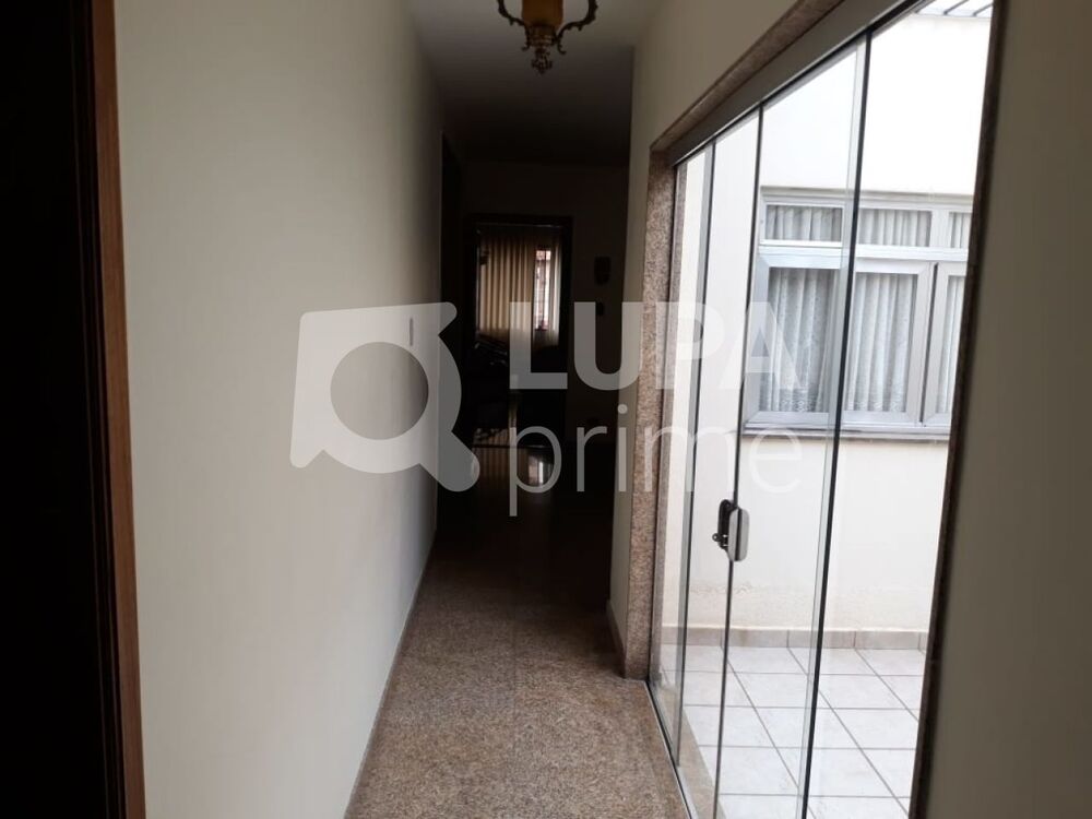 Casa à venda com 3 quartos, 350m² - Foto 4