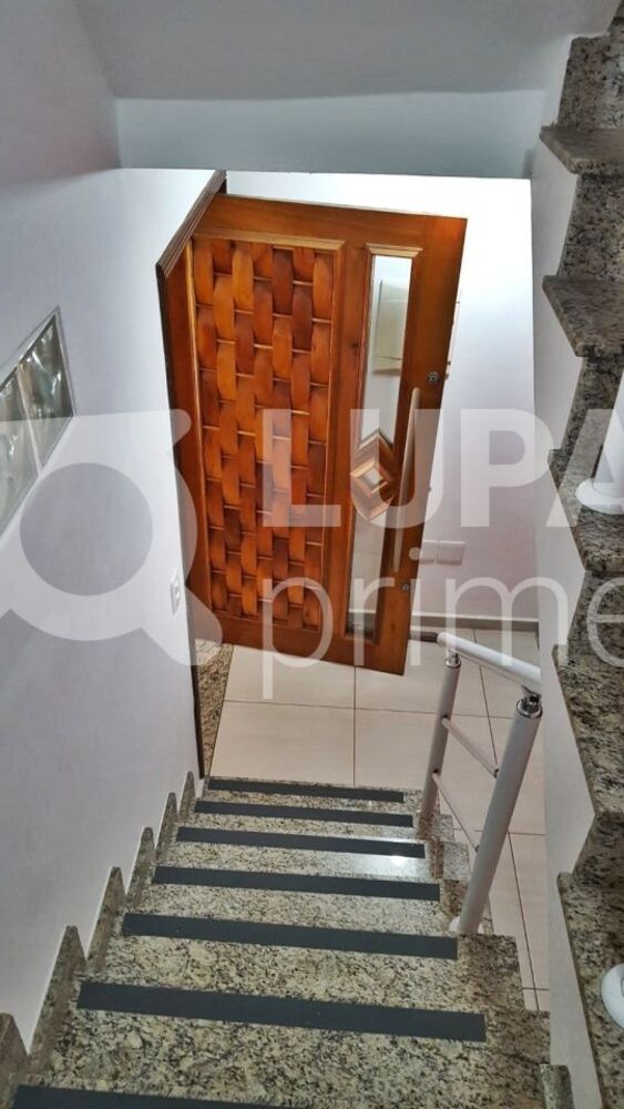 Casa à venda com 3 quartos, 164m² - Foto 1