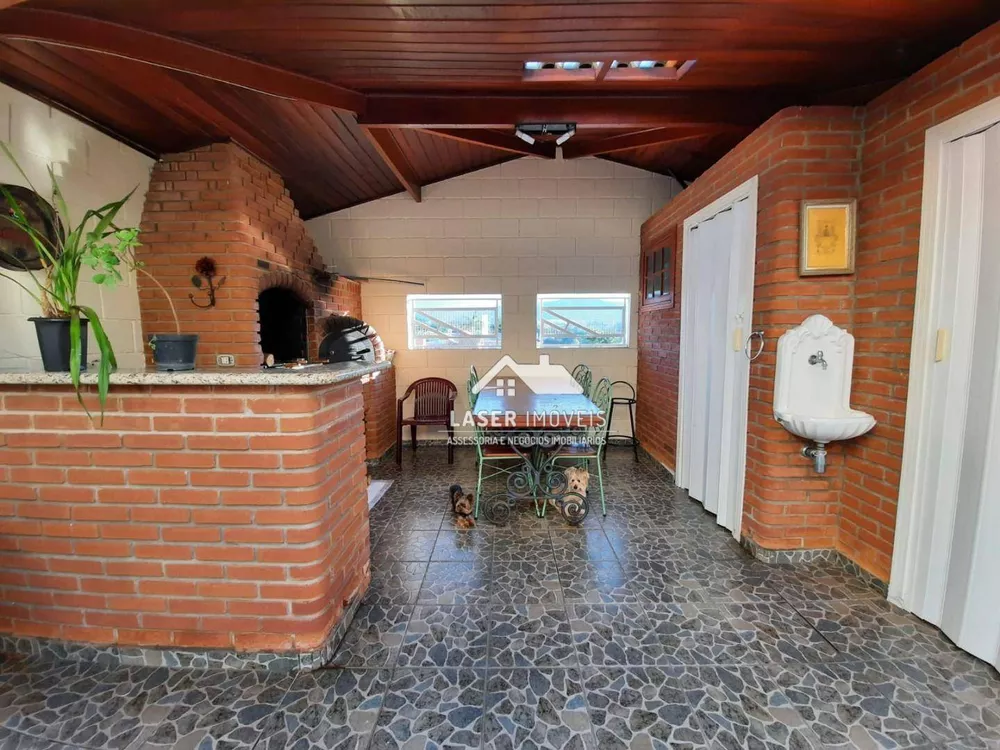 Casa à venda com 3 quartos, 215m² - Foto 2