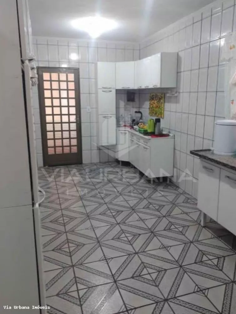 Casa à venda com 3 quartos, 198m² - Foto 1