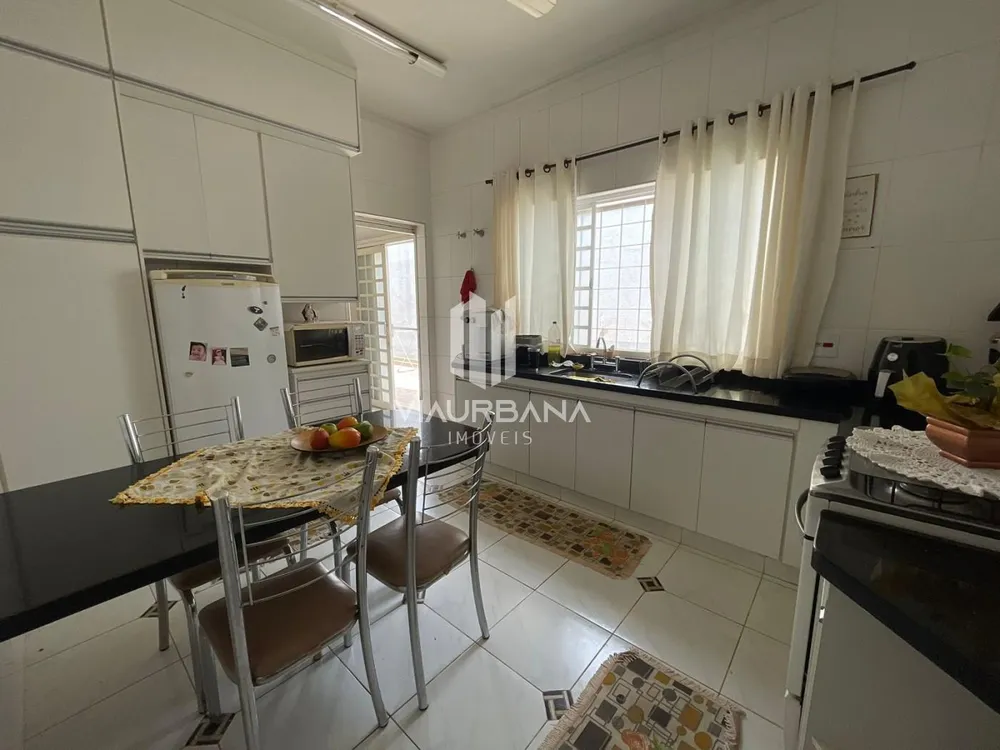 Casa, 3 quartos, 245 m² - Foto 3