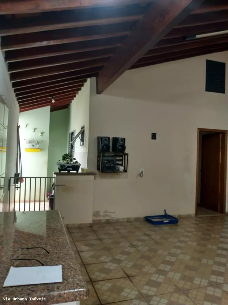 Casa à venda com 4 quartos, 250m² - Foto 2