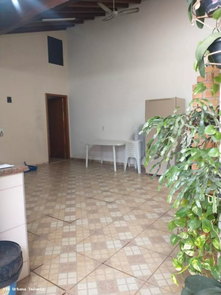 Casa à venda com 4 quartos, 250m² - Foto 1