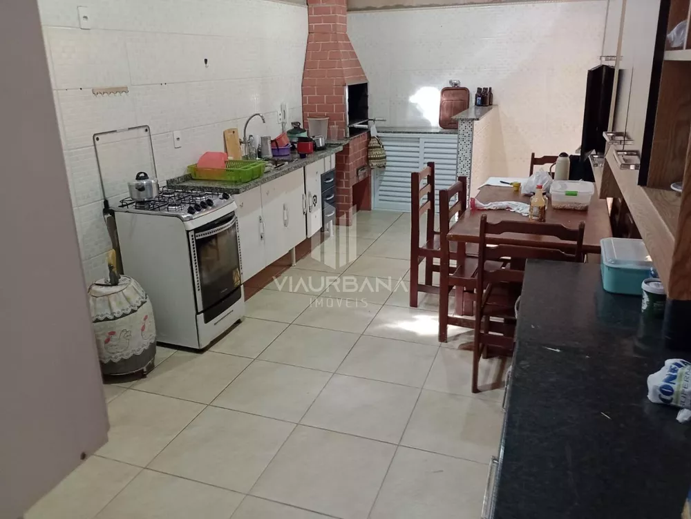 Casa à venda com 3 quartos, 200m² - Foto 1