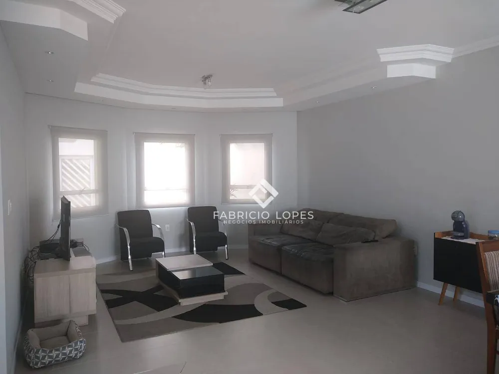 Casa, 3 quartos, 222 m² - Foto 1