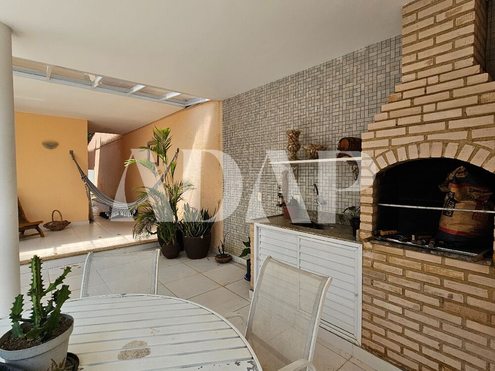 Casa à venda e aluguel com 4 quartos, 360m² - Foto 2