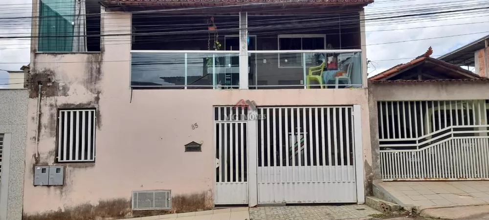 Casa à venda com 4 quartos, 180m² - Foto 1