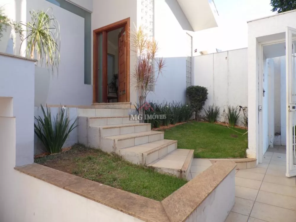 Casa à venda com 3 quartos, 360m² - Foto 1