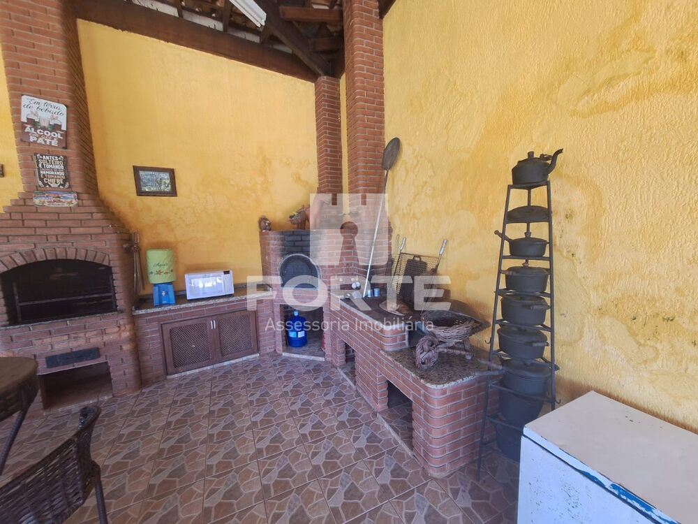 Chácara à venda com 8 quartos, 700m² - Foto 1