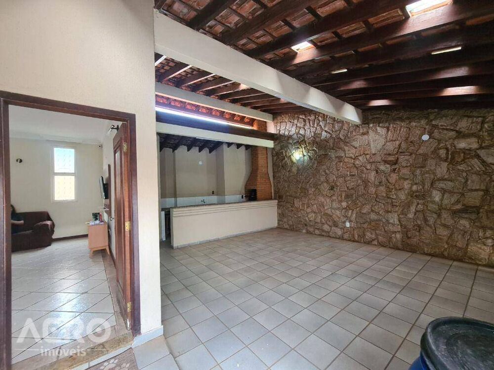 Casa à venda com 4 quartos, 220m² - Foto 4