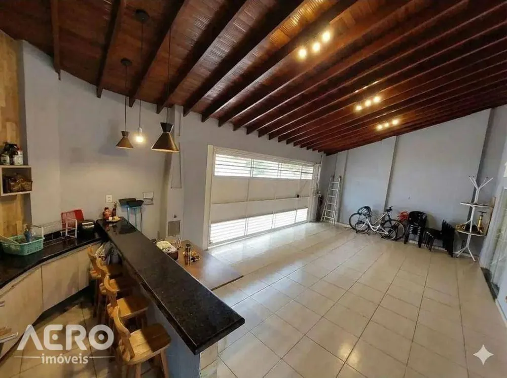Casa, 4 quartos, 172 m² - Foto 1