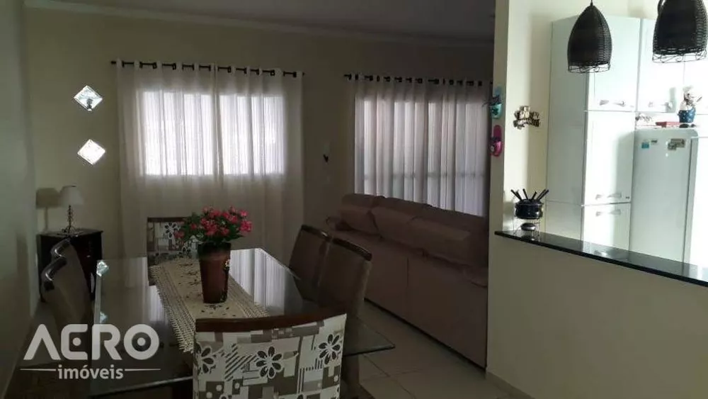 Casa à venda com 3 quartos, 166m² - Foto 1