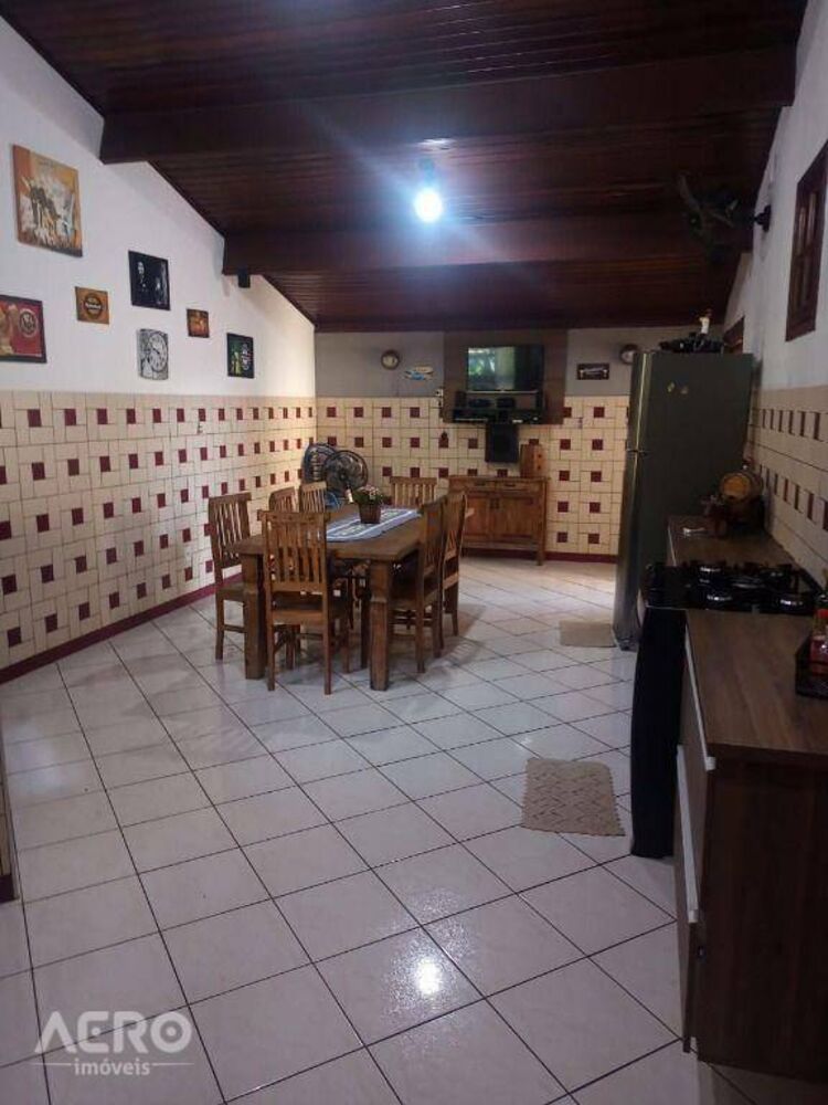 Casa, 3 quartos, 212 m² - Foto 1