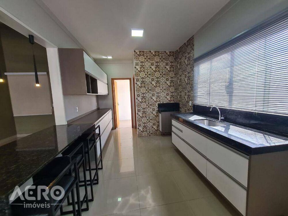 Casa de Condomínio à venda com 3 quartos, 210m² - Foto 2