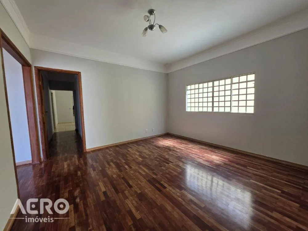Casa, 4 quartos, 260 m² - Foto 1