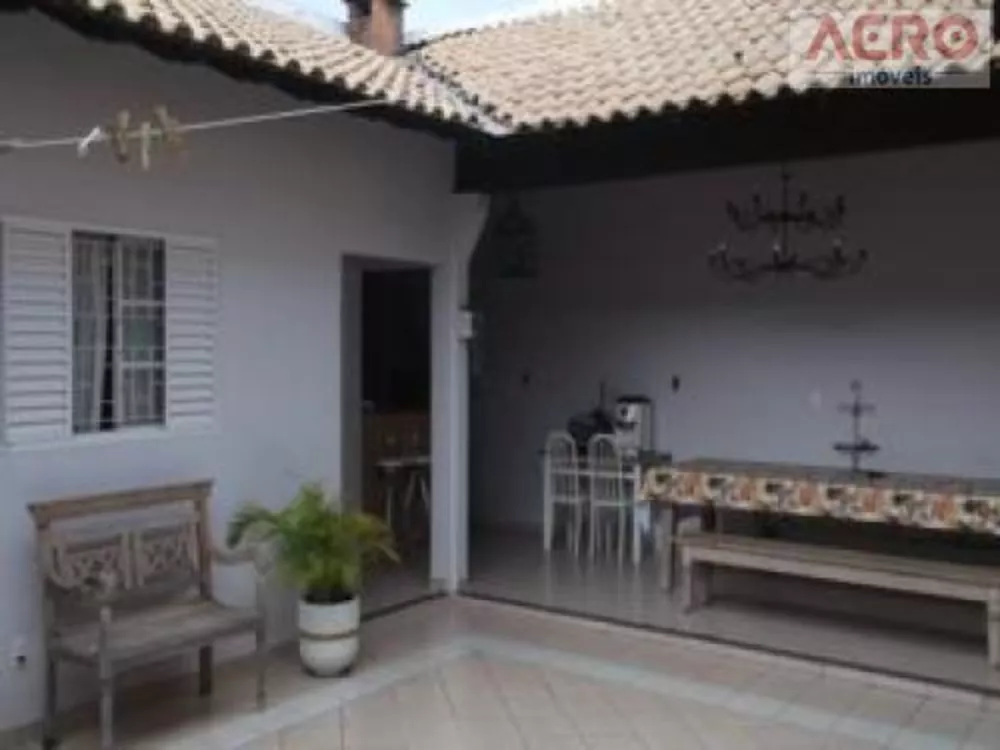 Casa à venda e aluguel com 3 quartos, 250m² - Foto 1