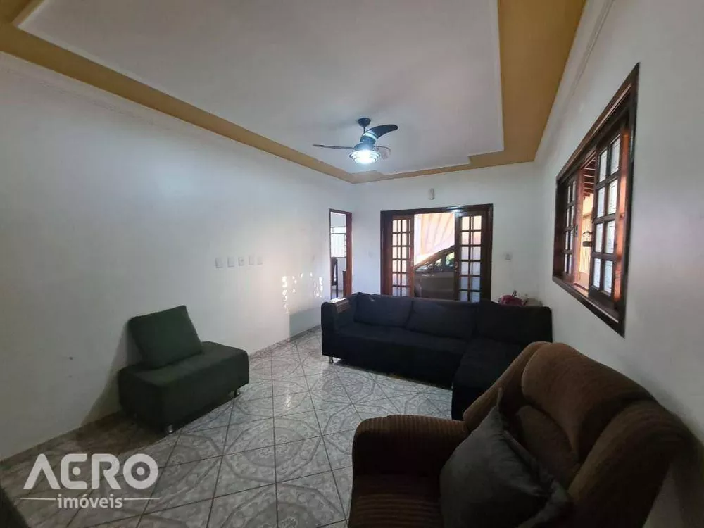 Casa à venda com 3 quartos, 183m² - Foto 1